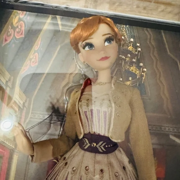 Disney - Saks Fifth Avenue Frozen 2 Anna, NRFB, 1 of 1000, Super Rare - Picture 2 of 4